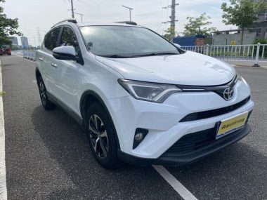 Toyota RAV4 - фото 1