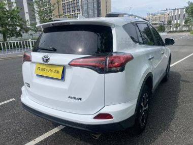 Toyota RAV4 - фото 4