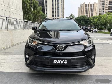Toyota RAV4 - фото 1