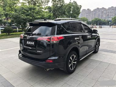 Toyota RAV4 - фото 4