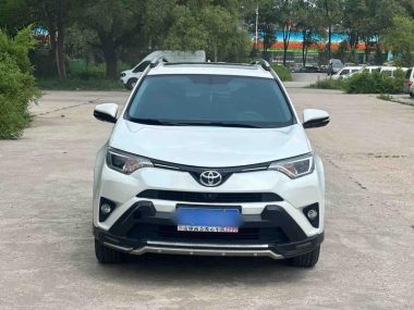 Toyota RAV4 - фото 1