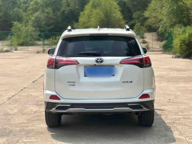 Toyota RAV4 - фото 4