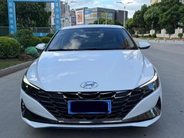 Hyundai Elantra - фото 1