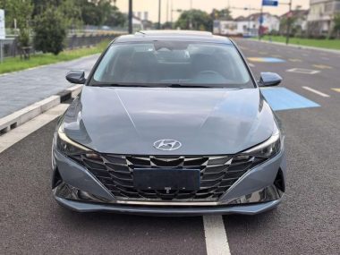 Hyundai Elantra - фото 1