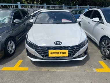 Hyundai Elantra - фото 1