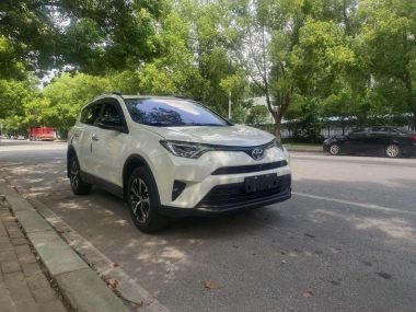 Toyota RAV4 - фото 1