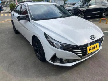 Hyundai Elantra - фото 1