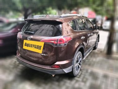 Toyota RAV4 - фото 1
