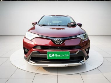 Toyota RAV4 - фото 1