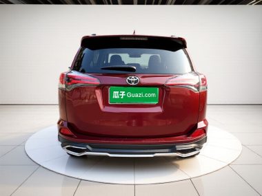Toyota RAV4 - фото 4