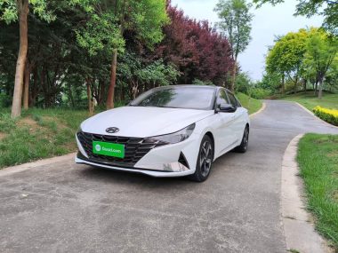 Hyundai Elantra - фото 1