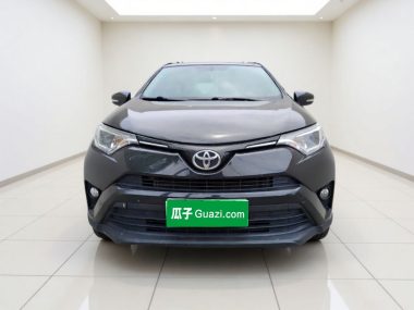 Toyota RAV4 - фото 1