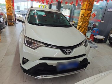 Toyota RAV4 - фото 1