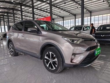 Toyota RAV4 - фото 2