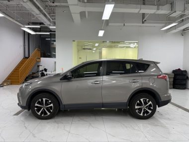 Toyota RAV4 - фото 1