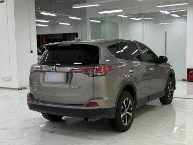 Toyota RAV4 - фото 3