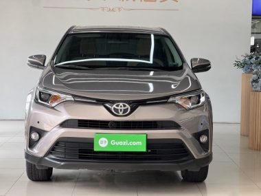 Toyota RAV4 - фото 1