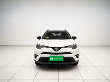 Toyota RAV4 - фото 1