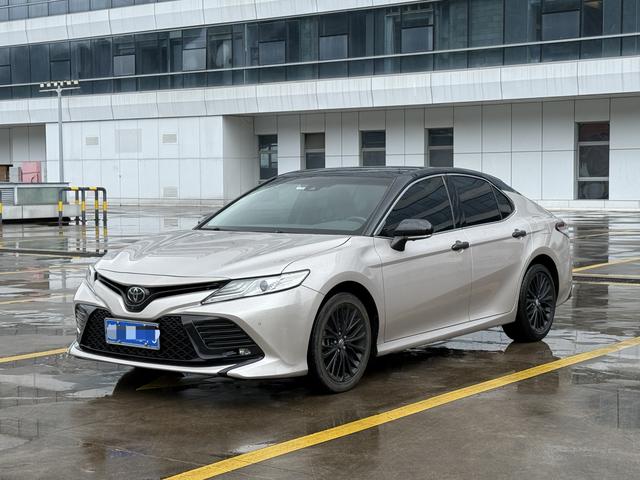 Toyota Camry - фото 0