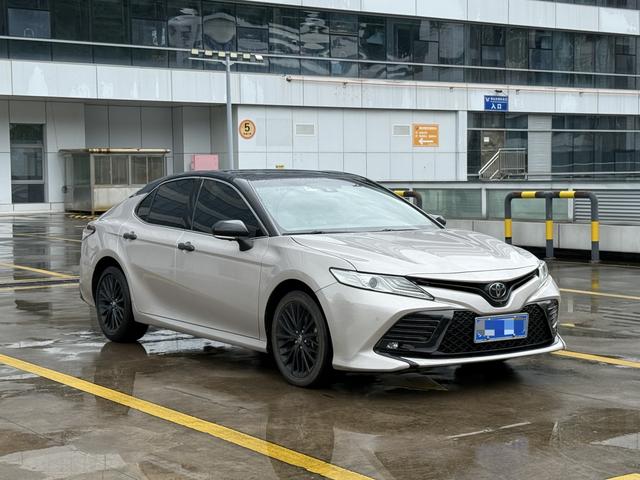 Toyota Camry - фото 2