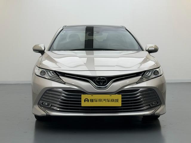 Toyota Camry - фото 1