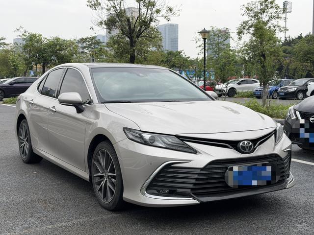 Toyota Camry - фото 1
