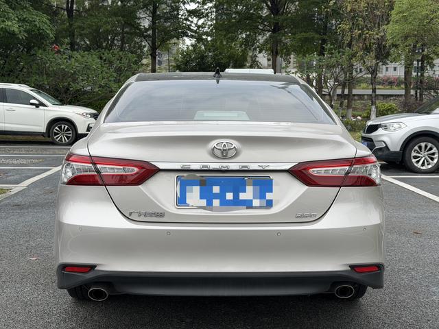 Toyota Camry - фото 2