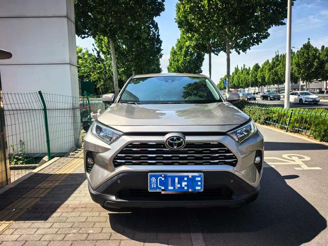 Toyota RAV4 - фото 1