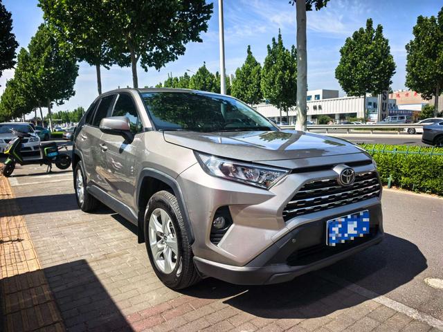 Toyota RAV4 - фото 2