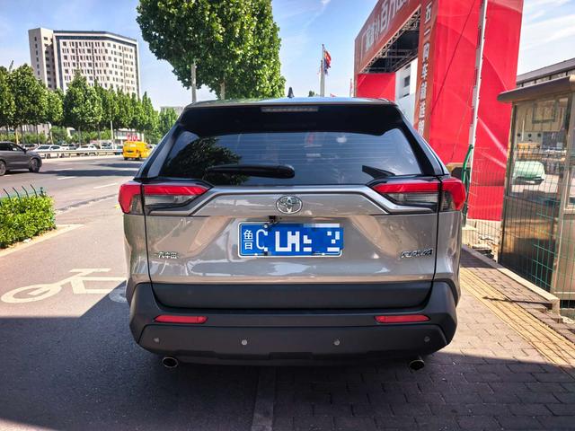 Toyota RAV4 - фото 4