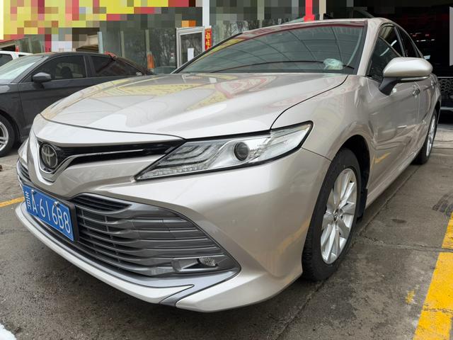 Toyota Camry - фото 0