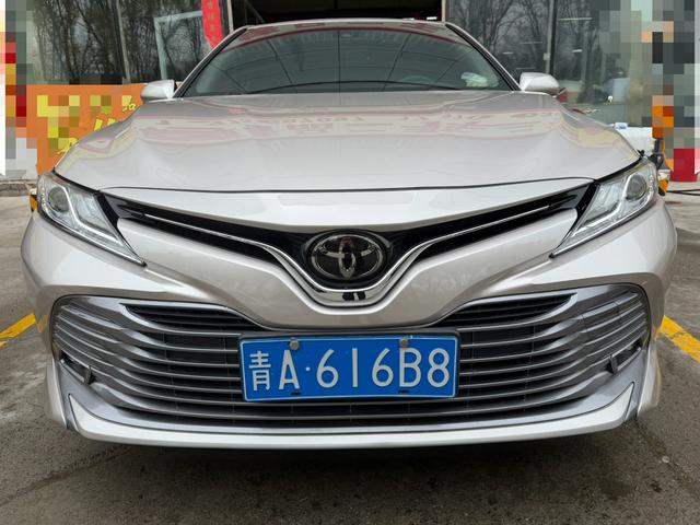 Toyota Camry - фото 1