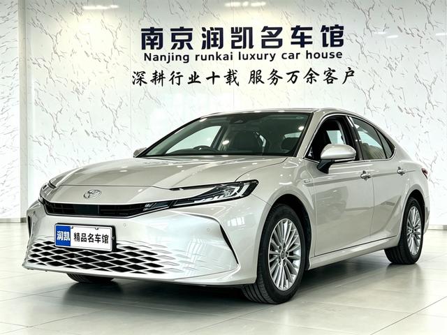 Toyota Camry - фото 0
