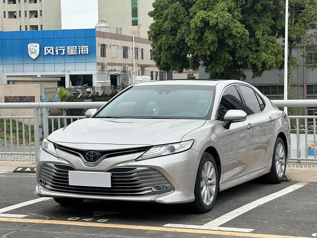 Toyota Camry - фото 0