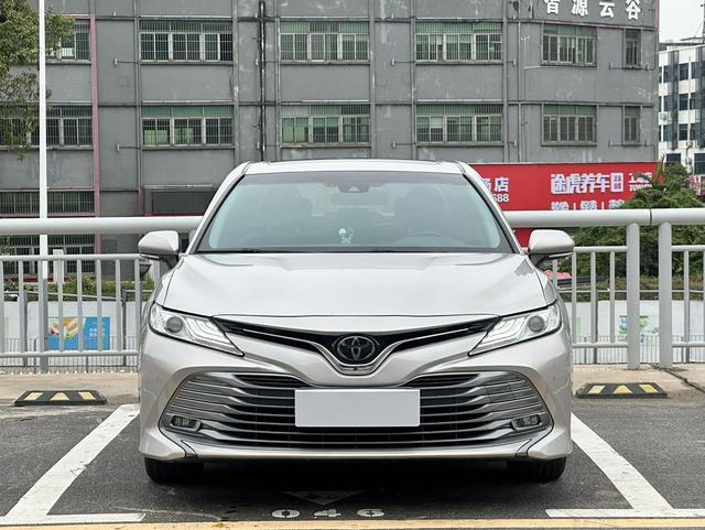 Toyota Camry - фото 1