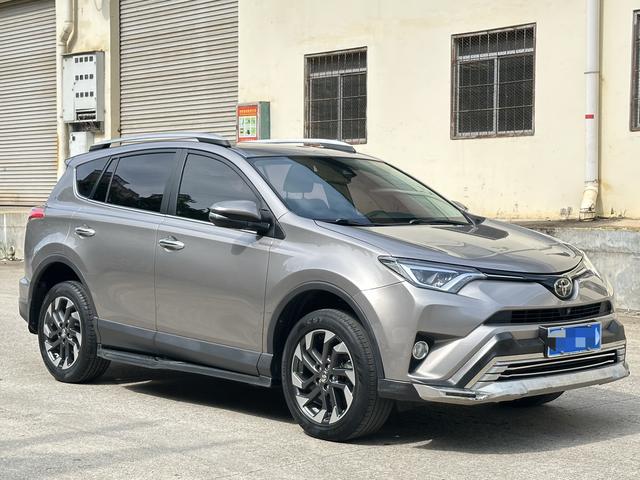 Toyota RAV4 - фото 2