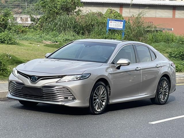 Toyota Camry - фото 0