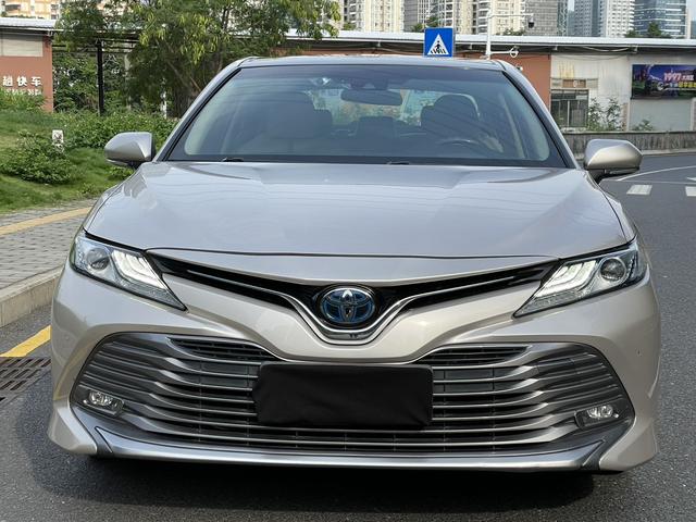 Toyota Camry - фото 1