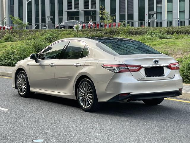 Toyota Camry - фото 3