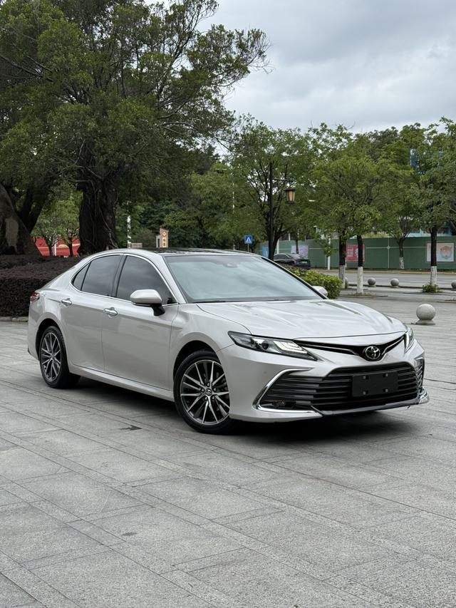 Toyota Camry - фото 1
