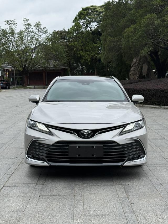 Toyota Camry - фото 2
