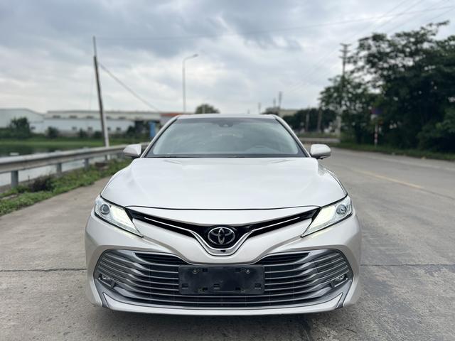 Toyota Camry - фото 1