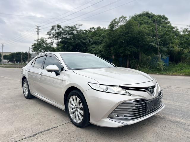 Toyota Camry - фото 2