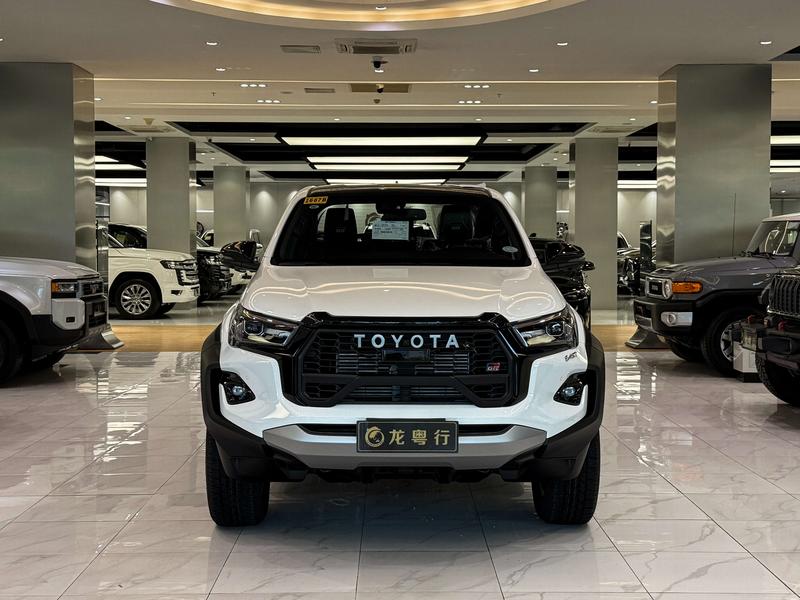 Toyota Hilux - фото 1