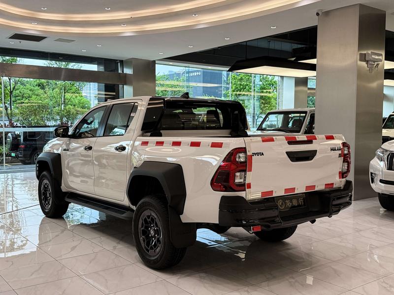 Toyota Hilux - фото 2