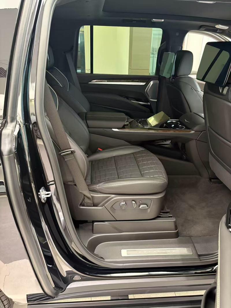 Cadillac ESCALADE - фото 4
