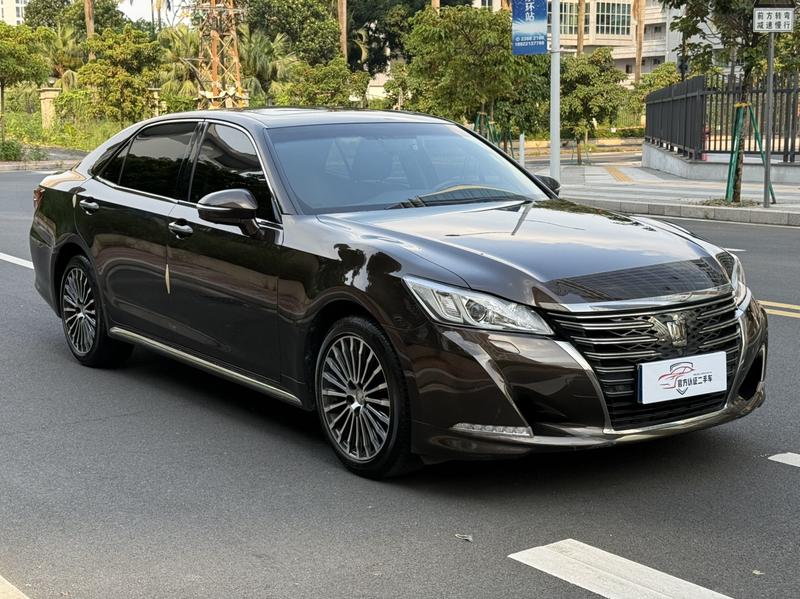 Toyota Crown - фото 2