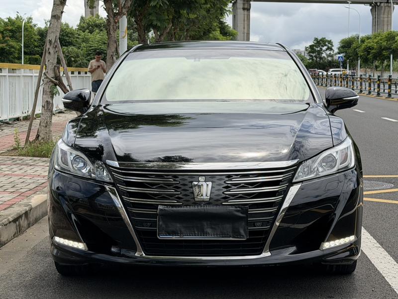 Toyota Crown - фото 1