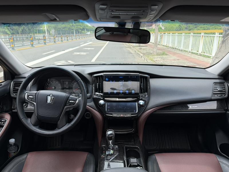 Toyota Crown - фото 4