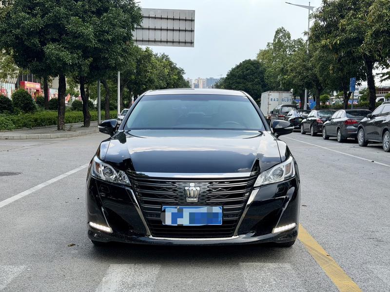 Toyota Crown - фото 1